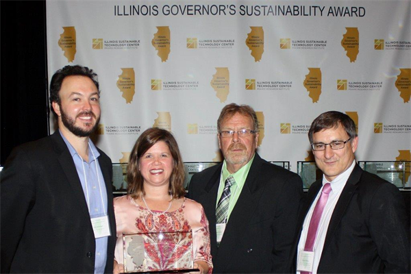 /Uploads/Public/2014-Armstrong Flooring Illinois Governors Award.jpg