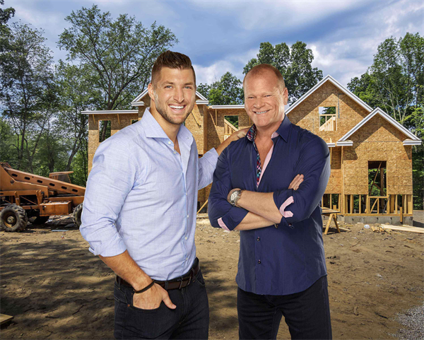 /Uploads/Public/Mike Holmes and Tim Tebow.jpg