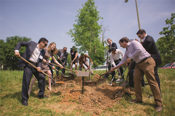 /Uploads/Public/Nature tree planting in DC May 2015 photo 2.jpg
